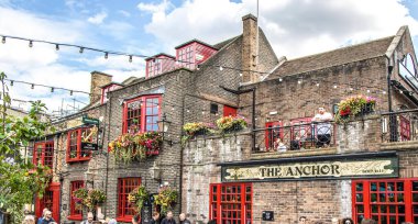 Londra, UK- 6 Ağustos 2023: The Anchor Bankside, Londra 'da, Thames Nehri' nin güney kıyısında bir bar. Bir taverna işletmesi (çeşitli isimler altında) 800 yıldan fazladır barın bulunduğu yerde bulunmaktadır..