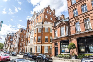 Londra, UK- 6 Ağustos 2023: Kensington ve Chelsea Kraliyet Borough 'daki klasik Londra kırmızı tuğla evi.