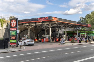 Londra, UK- 6 Ağustos 2023: Texaco Benzin İstasyonu, Benzin ve Yakıt pompaları, ve bakkal.