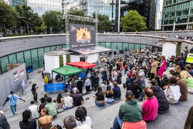 Londra, UK- 6 Ağustos 2023: Kalabalık bir konser salonu Hiphop Weekender gösteri performansı,.