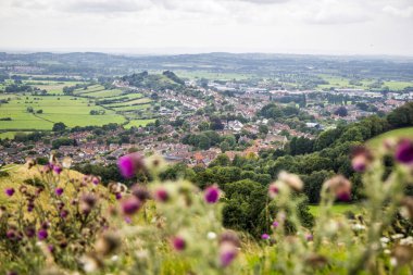 Glastonbury, UK- 4 Ağustos 2023 Glastonbury Tor St Michaels tepesinden Glastonbury kasaba köyüne bir manzara.