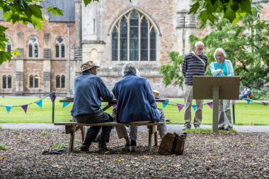 Wells, UK- 4 Ağustos 2023: Bishops Sarayı ve Bahçeler Turistleri.