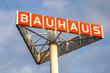Köln, Almanya- 21 Temmuz 2023: BAUHAUS Marketindeki Büyük BaUHAUS Logosu. Merkezi İsviçre 'de bulunan Bauhaus, Avrupa' nın en büyük mağaza zincirlerinden biridir..