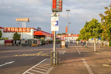 Köln, Almanya- 21 Temmuz 2023: BAUHAUS Marketindeki Büyük BaUHAUS Logosu. Merkezi İsviçre 'de bulunan Bauhaus, Avrupa' nın en büyük mağaza zincirlerinden biridir..