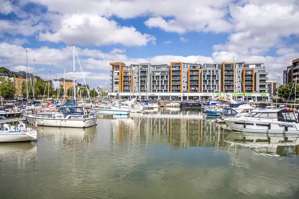 Portishead, UK- 10 Ağustos 2023: güneşli bir yaz gününde tekne ve yatlarla dolu liman..