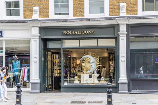 Londra, UK- 6 Ağustos 2023 Kings Yolu Chelsea 'deki Penhaligon' un İngiliz parfüm evi.