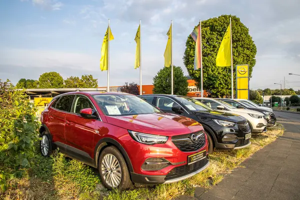 Köln, Almanya... 21 Temmuz 2023, Opel satıcısı. Opel, Alman otomobil üreticisi ve Ağustos 2017 'den beri Fransız PSA' nın bir parçasıdır..