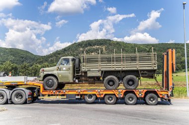 Bratislava, Slovakya - 7 Temmuz 2023 Wheeler askeri araç taşıyıcı taşıyıcısı.