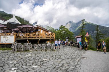 Strbske Pleso, Slovakya - 17 Temmuz 2023: Hrebienok 'u ziyaret eden turistler - High Tatras' taki Stary Smokovec 'in üzerindeki tanınmış turizm merkezi.