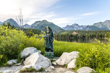Strbske Pleso, Slovakya - 16 Temmuz 2023: Poseidon Heykeli ve Dağ Gölü Strbske Pleso Ulusal Parkı Yüksek Tatra.