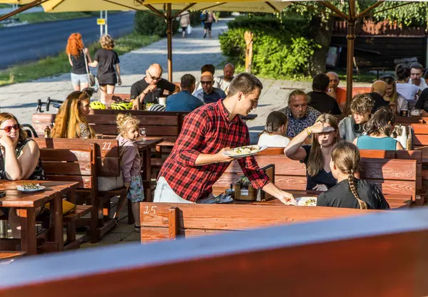 Strbske Pleso, Slovakya - 17 Temmuz 2023: Tatra dağları yakınlarındaki Stary Smakovec restoranı.