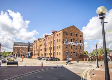 Gloucester, UK- 19 Ağustos 2023: Sharpness Kanalı 'ndaki Gloucester Limanı. Rıhtımda on beş Viktorya dönemi deposu var. Kuzey Deposu