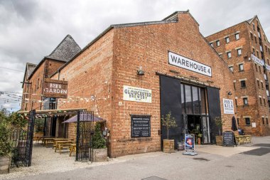 Gloucester, UK- 19 Ağustos 2023: Sharpness Kanalı 'ndaki Gloucester Limanı. Rıhtımda on beş Viktorya dönemi deposu var. Depo 4 Foxs Fabrikası.