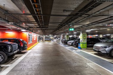 Oxford, İngiltere - 5 Haziran 2024: Elektrikli otomobiller için dolu otoparklı yeraltı otoparkı.