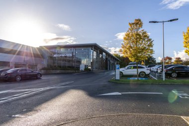 Bristol, İngiltere - 03 Kasım 2023: Bristol 'da park arabalı Mercedes-Benz AMG bayiliği. Alman otomobil üreticisi otomobil salonu.