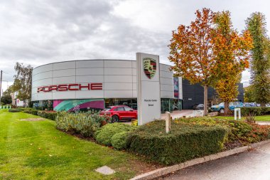 Bristol, İngiltere - 24 Ekim 2023: Porsche bayii Patchway Cribbs Causeway. Bir markanın gösteri odası. Alman otomobil üreticisi. Şirketin sahibi Volkswagen AG.