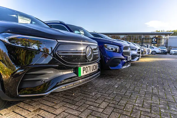 Bristol, İngiltere - 03 Kasım 2023: Bristol 'da park arabalı Mercedes-Benz bayiliği. Alman otomobil üreticisi otomobil salonu