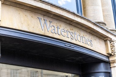 Oxford, İngiltere - 5 Haziran 2024: Waterstones Kitap Mağazası işareti.