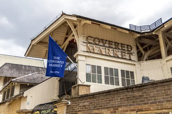 Oxford, İngiltere - 5 Haziran 2024: Oxford, 250. yıldönümünü kutlayan piyasa tabelalarını kapsadı. Kapalı Pazar, büyük bir yapıda tezgahları ve dükkanları olan tarihi bir pazar.