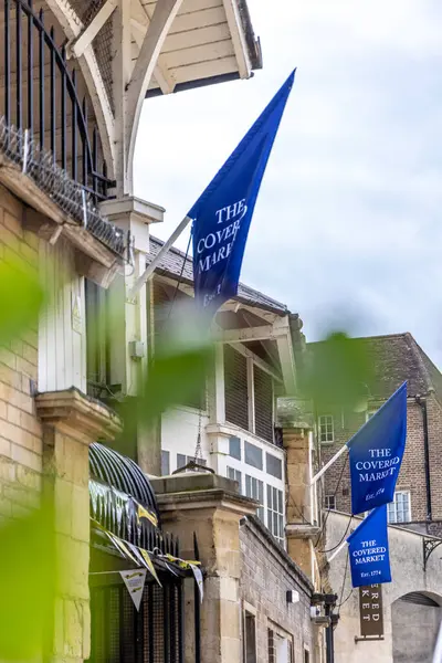 Oxford, İngiltere - 5 Haziran 2024: Oxford, 250. yıldönümünü kutlayan piyasa tabelalarını kapsadı. Kapalı Pazar, büyük bir yapıda tezgahları ve dükkanları olan tarihi bir pazar.