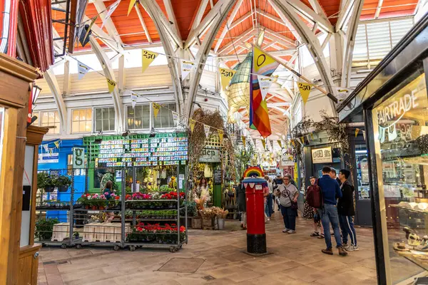 Oxford, İngiltere - 5 Haziran 2024: Oxford, 250. yıldönümü kutlamalarını içeriyordu. Covered Market, Oxford 'da kapalı büyük bir yapıda tezgahları ve dükkanları olan tarihi bir pazardır.