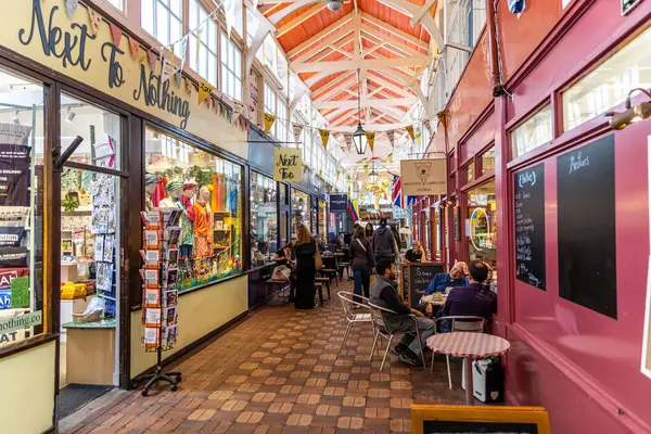 Oxford, İngiltere - 5 Haziran 2024: Oxford, 250. yıldönümü kutlamalarını içeriyordu. Covered Market, Oxford 'da kapalı büyük bir yapıda tezgahları ve dükkanları olan tarihi bir pazardır.