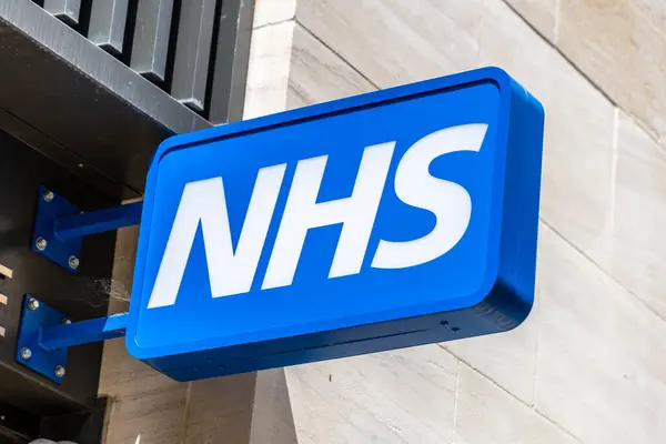 Oxford, İngiltere - 5 Haziran 2024: Bir NHS 'ye yakın çekim. Ulusal Sağlık Servisi.