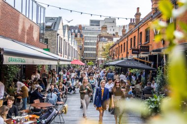 Londra, İngiltere - 14 Eylül 2023: Chelsea ve Kensington 'daki işlek Pavilion Yolu butik dükkanlarıyla dolu.