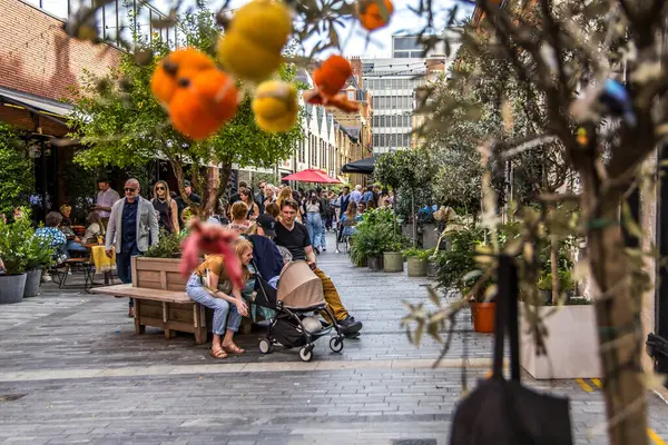 Stock image London, UK - September 14, 2023: Busy Pavilion Road in Chelsea and Kensington full of boutique shops restaurants.