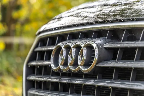 Bristol, İngiltere - 11 Kasım 2023: Otomobil Izgarasında bir Audi 'nin Gümüş Logosu.