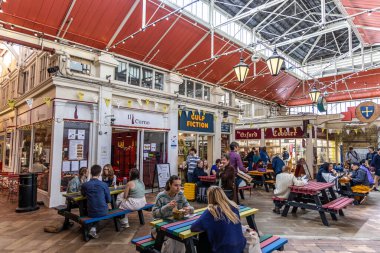 Oxford, İngiltere - 5 Haziran 2024: Oxford, 250. yıldönümü kutlamalarını içeriyordu. Covered Market, Oxford 'da kapalı büyük bir yapıda tezgahları ve dükkanları olan tarihi bir pazardır.