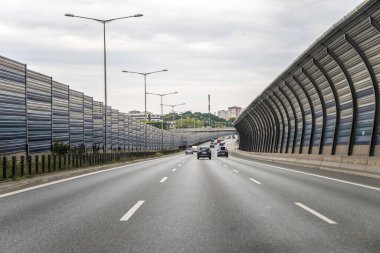 Varşova, Poland- 1 Temmuz 2023: Otoyol gürültüsü emici engeller Polonya şehirlerindeki gürültü kirliliğini azaltıyor.