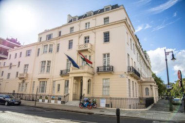 Londra, UK- 19 Ağustos 2023: Londra 'nın Belgravia bölgesindeki Macar Büyükelçiliği. Eaton Place SW1 'deki binaya ulusal ve AB bayrakları işaret ediyor