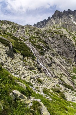 Velicky vodopad şelalesi Velicke pleso gölünün yukarısında Velicka dolina vadisinde Velicka dolina vadisi yakınlarında Slovakya 'daki Tatry dağlarında