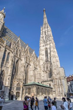 Viyana, Avusturya - 7 Temmuz 2023: Stephansplatz şehir merkezindeki ünlü St. Stephen Katedrali Wiener Stephansdom 'un güzel manzarası.