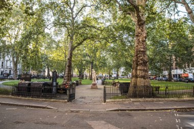 Londra, UK- 19 Ağustos 2023: Mayfair bölgesindeki Berkeley Square Gardens