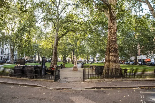 Londra, UK- 19 Ağustos 2023: Mayfair bölgesindeki Berkeley Square Gardens