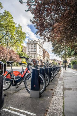 Londra, UK- 19 Ağustos 2023: Eaton Gate Belgravia 'da Santander şehir bisiklet kiralama.