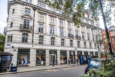 Londra, UK- 19 Ağustos 2023: Hugo Boss, Sloan Square Chelsea 'deki dükkan.