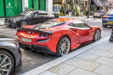 Londra, UK- 19 Ağustos 2023: Londra şehir merkezindeki bir caddede park etmiş Ferrari F8 Spyder 'ın arka görüntüsü.