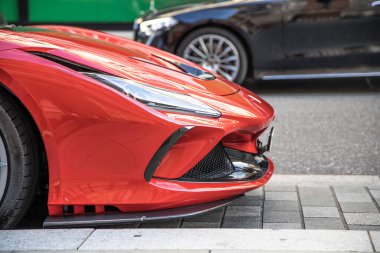 Londra, UK- 19 Ağustos 2023: Merkezi Londra 'da bir caddede park etmiş Ferrari F8 Spyder' ın ön görüntüsü.