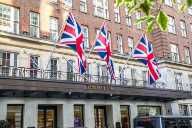 Londra, UK- 19 Ağustos 2023: Londra 'nın Mayfair kentinde 5 yıldızlı lüks bir otel 1812' de Mivart Oteli olarak kuruldu..