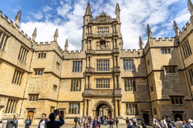 Oxford, İngiltere - 5 Haziran 2024: Eski Bodleian Kütüphanesi girişinin Catte Caddesi 'ndeki büyük kapı. Bodleian Kütüphanesi, Oxford Üniversitesi 'nin ana araştırma kütüphanesidir..