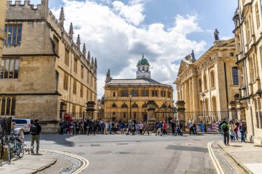 Oxford, İngiltere - 5 Haziran 2024: Broad Caddesi 'ndeki Sheldonian Tiyatrosu ve Bodleian kütüphane binaları.