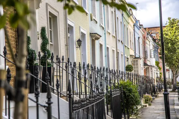 Londra, UK- 19 Ağustos 2023: Pastel renkli teraslı evler, Bywater Caddesi Chelsea