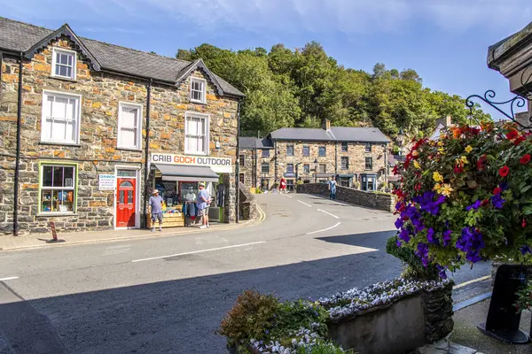 Beddgelert, Galler - 6 Eylül 2023: Beddgelert 'in merkezindeki pitoresk köprü.