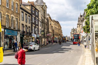Oxford, İngiltere - 5 Haziran 2024: St Aldate 'deki insanlar ve araçlar şehir merkezinde.