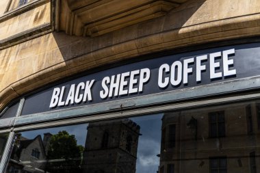 Oxford, İngiltere - 5 Haziran 2024: Kara Koyun Kahve tabelası. Tek kullanımlık plastikte kurumsal markaların sürdürülebilirliğine meydan okumaya başladı.
