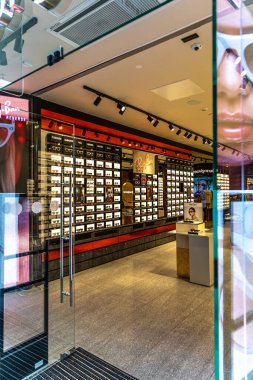 Oxford, İngiltere - 5 Haziran 2024: Westgate alışveriş merkezindeki Güneş Gözlüğü Kulübesi 'nin iç görünümü.