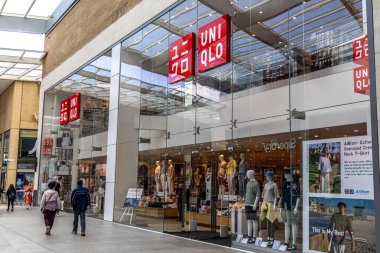 Oxford, İngiltere - 5 Haziran 2024: Westgate alışveriş merkezindeki Uniqlo moda mağazası. Uniqlo Co., Ltd. Japon günlük giyim tasarımcısı, üretici ve perakendecisi.